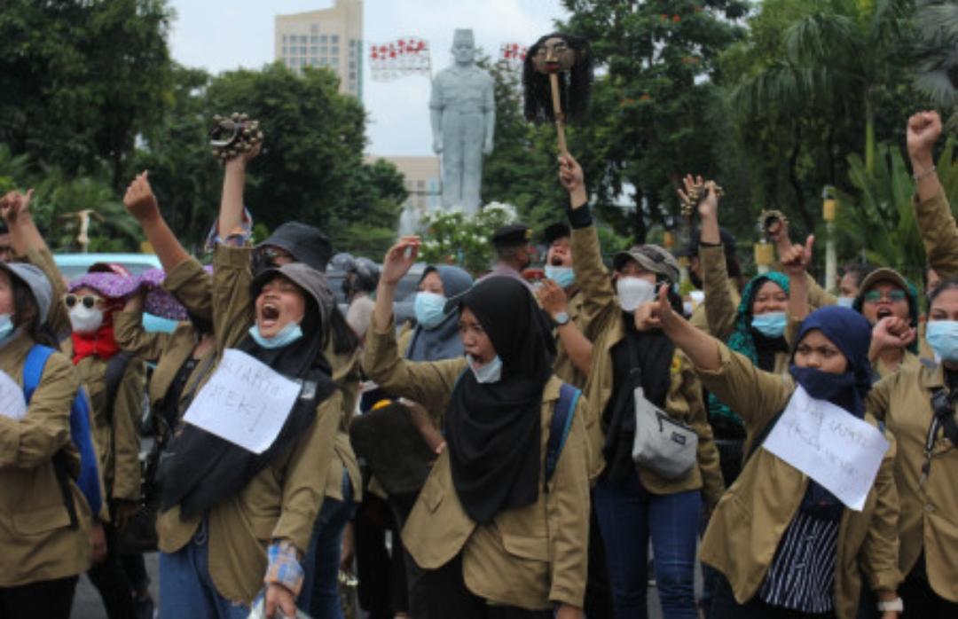 Sejumlah mahasiswa Sekolah Tinggi Kesenian Wilwatikta (STKW) berunjuk rasa di depan Gedung Negara Gr/Didik Suhartono/ANTARA FOTO/Didik Suharto/hp