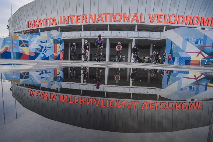 Warga berolahraga sepeda di halaman Jakarta International Velodrome, Minggu (18/4/2021). Velodrome m
