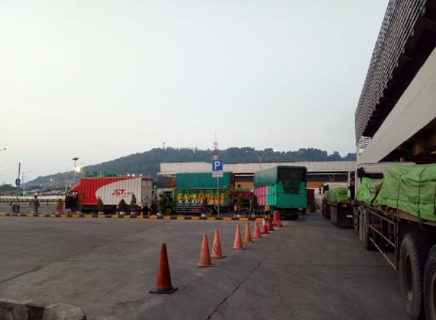 Kondisi Pelabuhan Merak terpantau sejumlah kendaraan besar yang akan melintas/Rita Puspita Sari/
