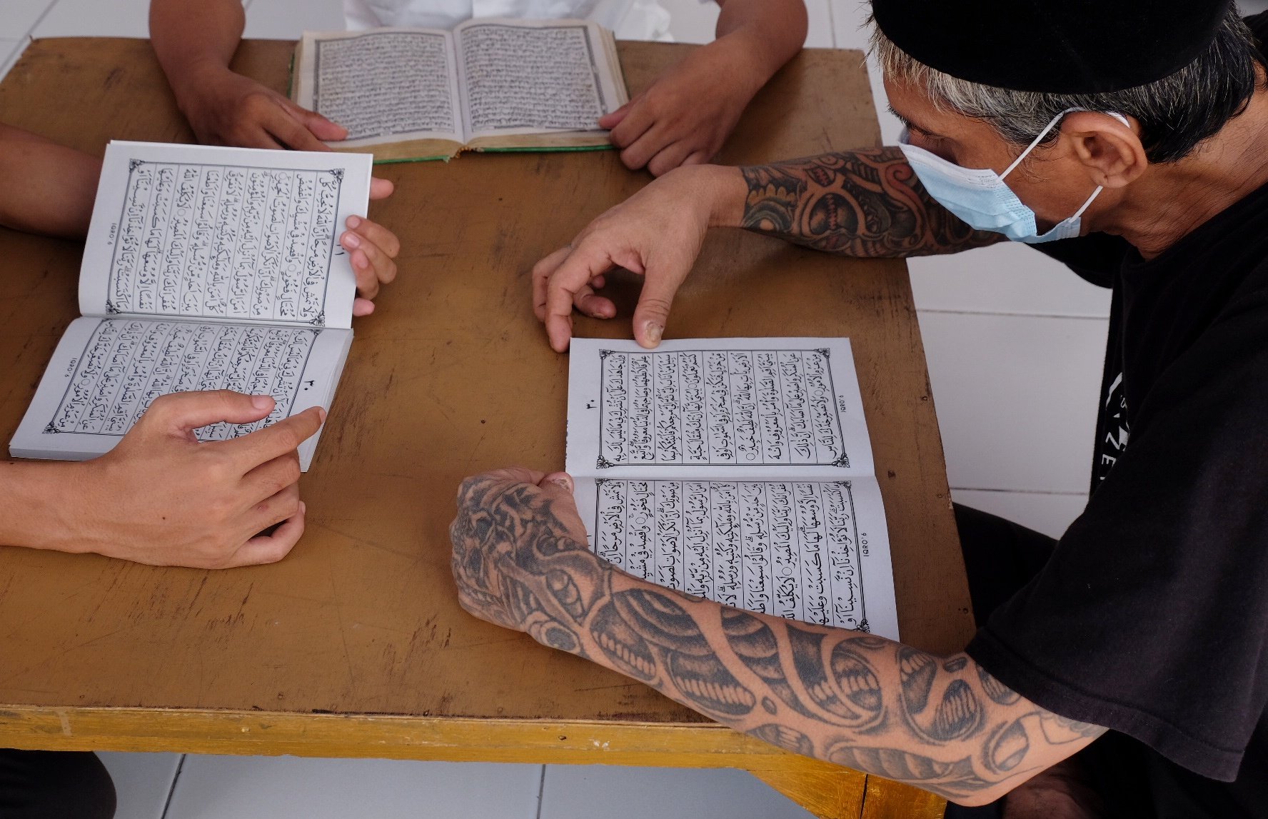 Warga binaan melakukan ibadah Ramadan dengan membaca ayat suci Alquran di Rumah Tahanan (Rutan) kela/Kabar Banten/M. Hashemi Rafsanjani