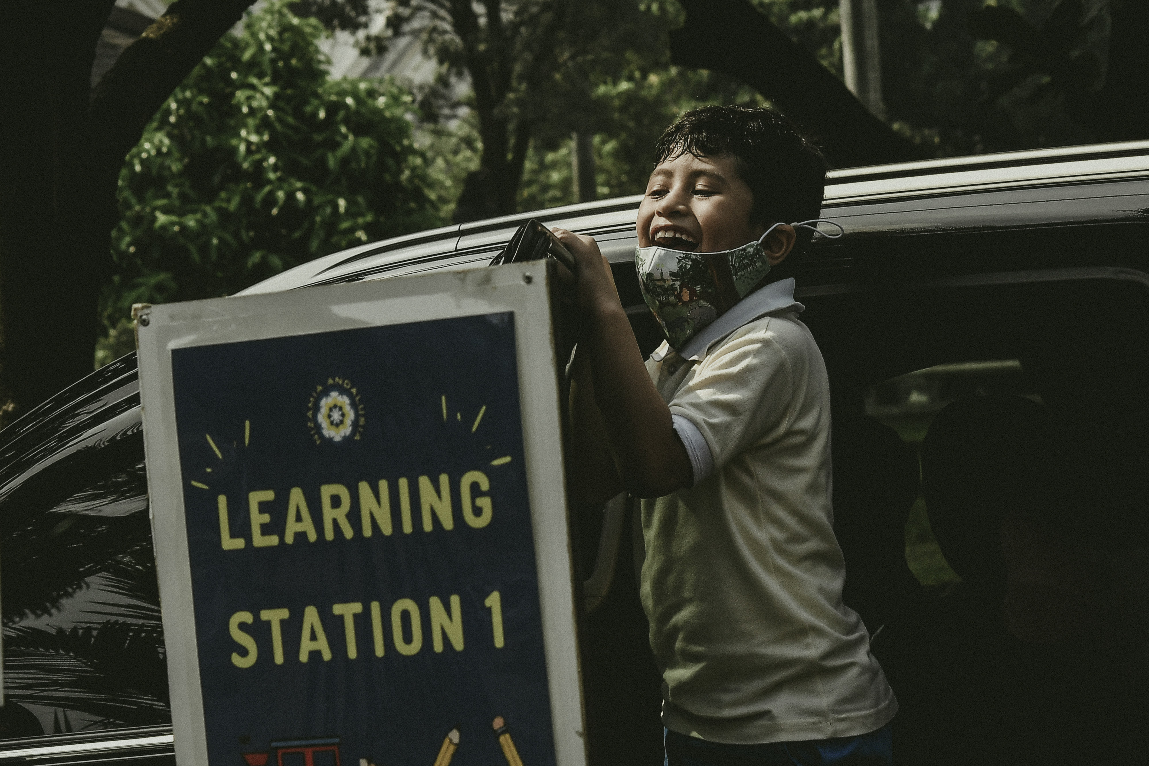 Seorang murid menyapa temannya saat tiba di area kegiatan belajar mengajar./Fakhri Hermansyah/ANTARA FOTO