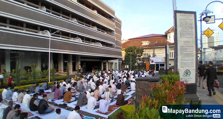  Suasana Sholat Idul Fitri di halaman Hotel Savoy Homann, Jalan Asia Afrika, Bandung, Kamis 13 Mei 2