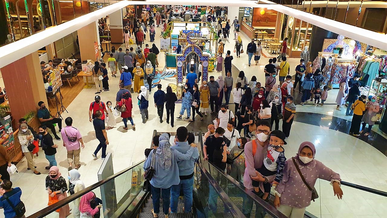 Suasana ramai pengunjung di lantai dasar Trans Studio Mall Cibubur