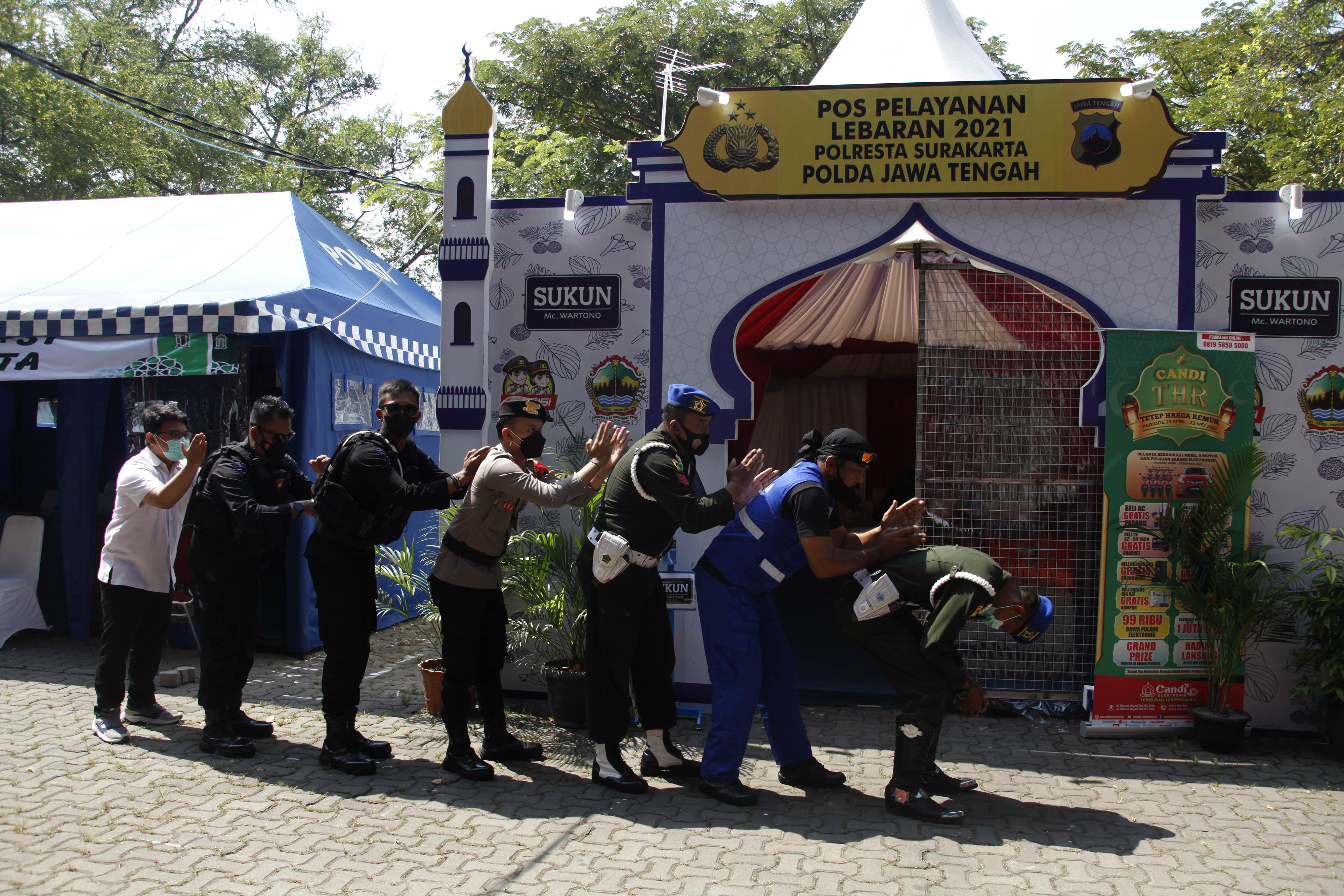 Sejumlah petugas gabungan dari polisi, TNI, dan PMI saling memijat rakannya seusai aksi permainan go/Maulana Surya/ANTARA FOTO