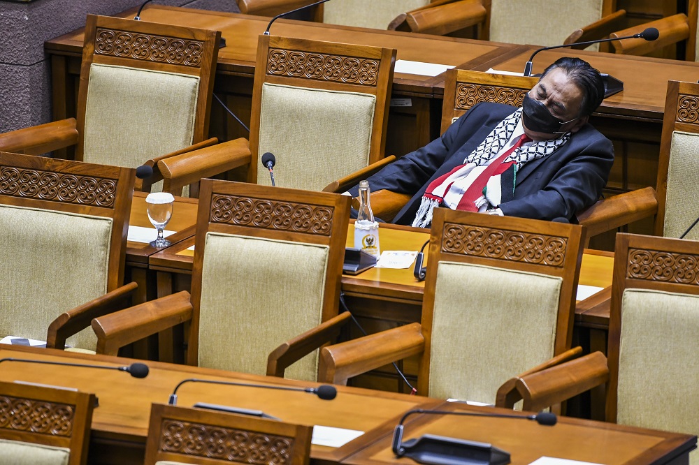 Seorang Anggota DPR tertidur saat rapat paripurna DPR ke-18 pada masa persidangan V tahun 2020-2021 