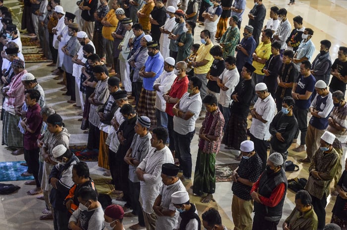 Warga terlihat tengah melaksanakan sholat gerhana di Masjid Agung, Kota Tasikmalaya, Jawa Barat pada
