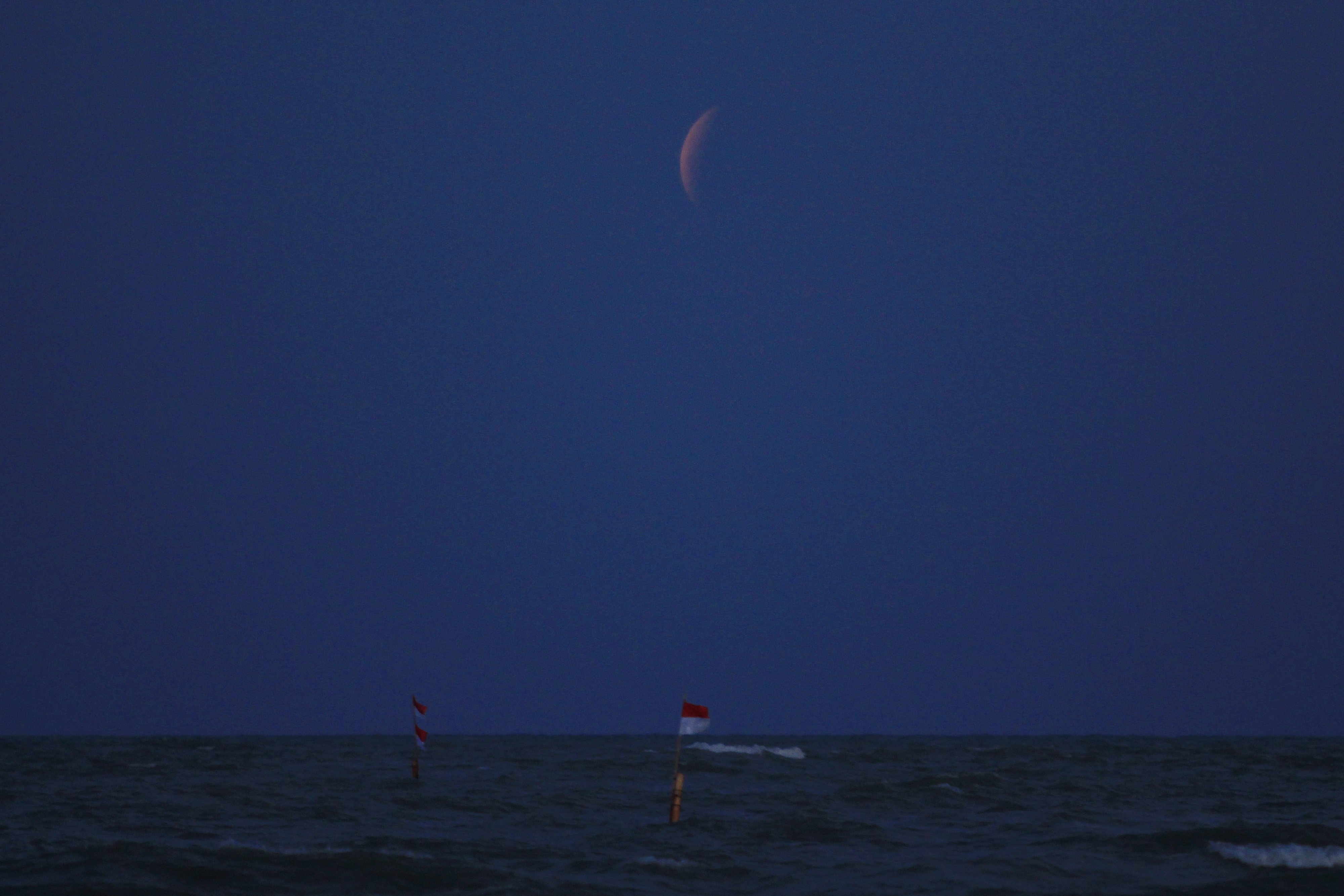 Fase gerhana bulan total terlihat di kawasan pesisir pantai utara Indramayu, Jawa Barat, Rabu 26 Mei/ANTARA FOTO/Dedhez Anggara/