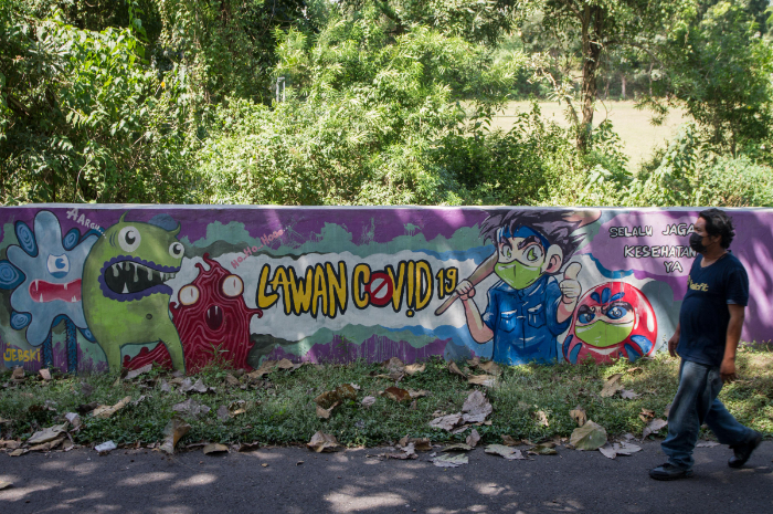 Sebuah mural 'Lawan Covid-19' yang berada di Kampung Gulon, Jebres, Solo, Jawa Tengah./ANTARA FOTO/Mohammad Ayudha/