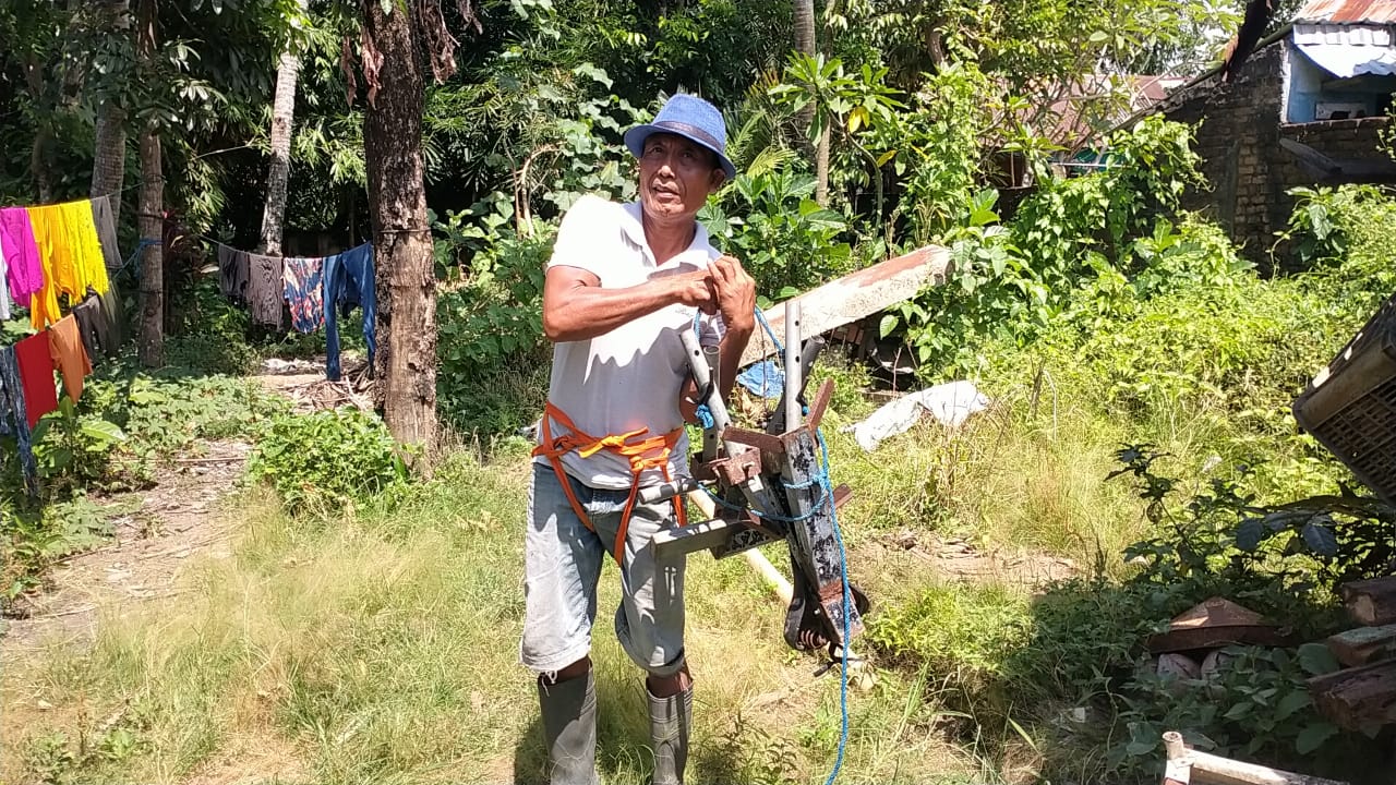 I Ketut Suastana yang  menciptakan alat bantu panjat pohon kelapa