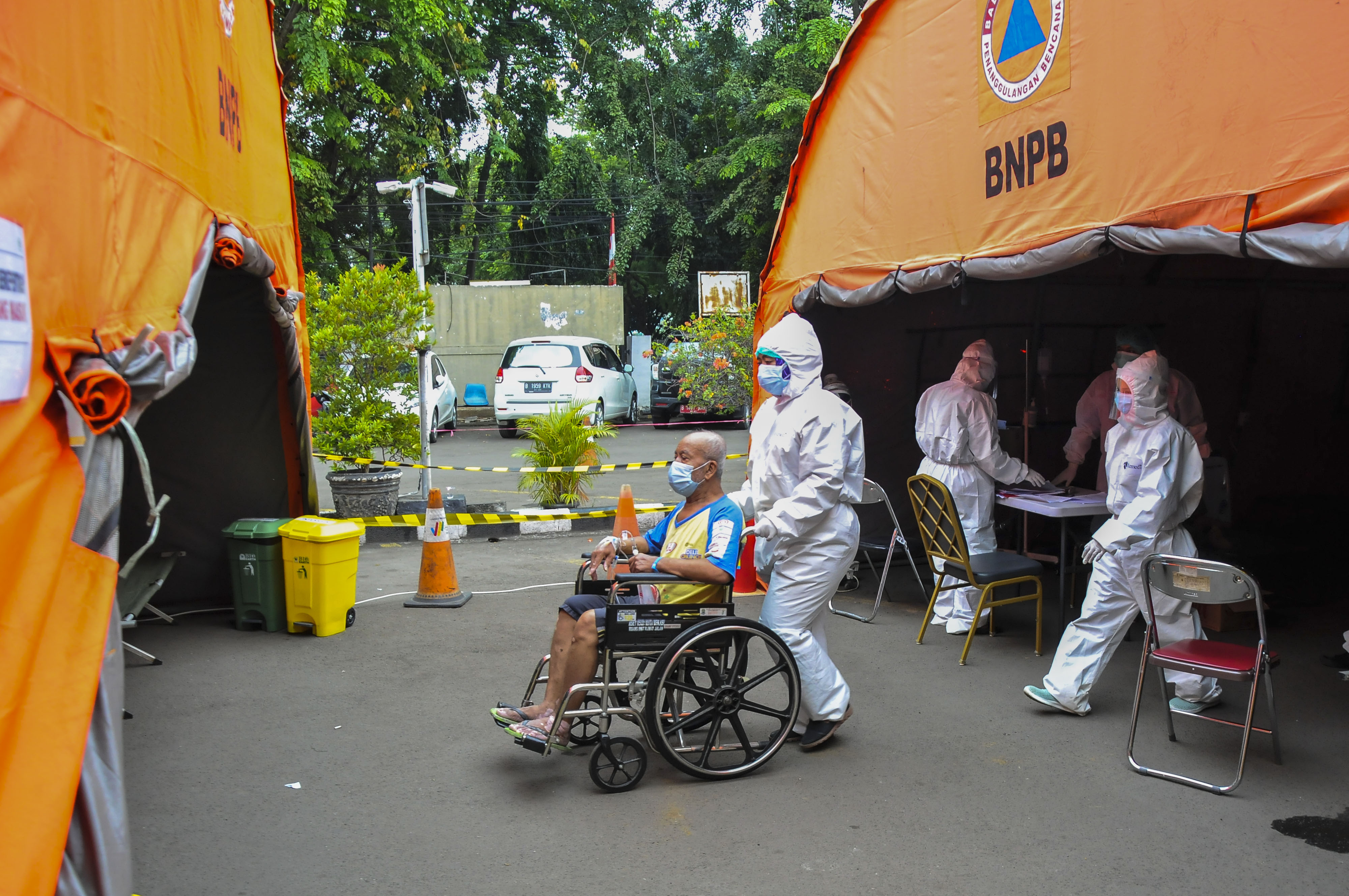 Petugas mengantar pasien ke ruang IGD (Instalasi Gawat Darurat) tambahan di RSUD Bekasi, Jawa Barat,/Fakhri Hermansyah/ANTARA FOTO