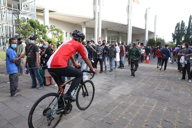 Gubernur Jawa Tengah Ganjar Pranowo mendatangi sentra vaksinasi di Holy Stadium Marina Semarang,  sa