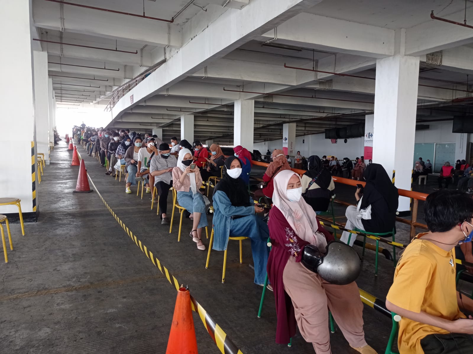 peserta vaksin di sentra vaksin ITC Depok mengantri dengan nyaman/Sugiharto/