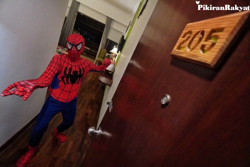 Tokoh Superhero Spider Man dari The Avengers berpose disalah satu kamar.