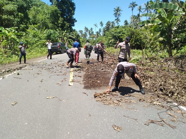 Polsek Patani bongkar palang jalan di Rubnganga, Desa Banemo, Patani Barat/Huara Halmahera/