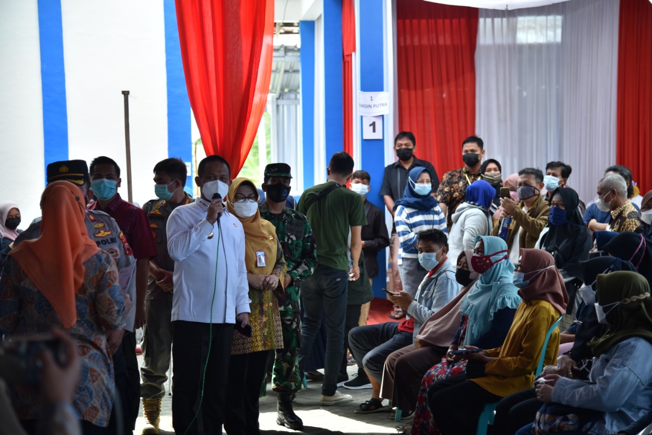 Bupati Kebumen Arif Sugiyanto meninjau pelaksanaan vaksinasi pelaku UMKM di Kebumen.