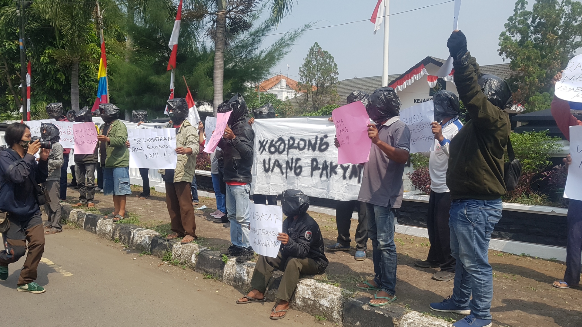 Sejumlah orang melalukan aksi protes di depan Kantor Kejaksaan Negeri Karawang penegakan hukum di Ka