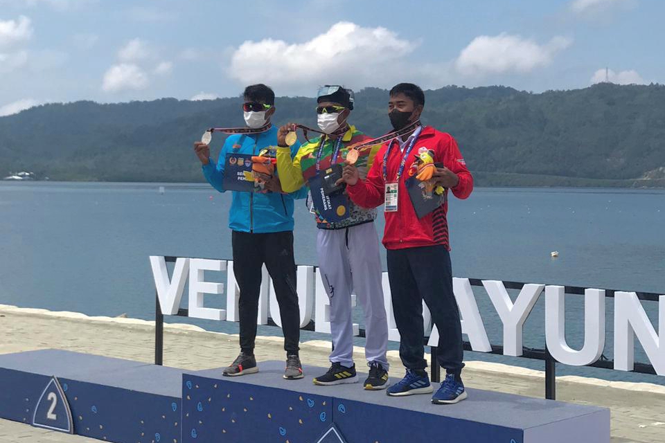 Atlet Dayung Riau, Maizir Riyondra sukses sabet medal emas pertama untuk Kontingen Riau pada PON XX 