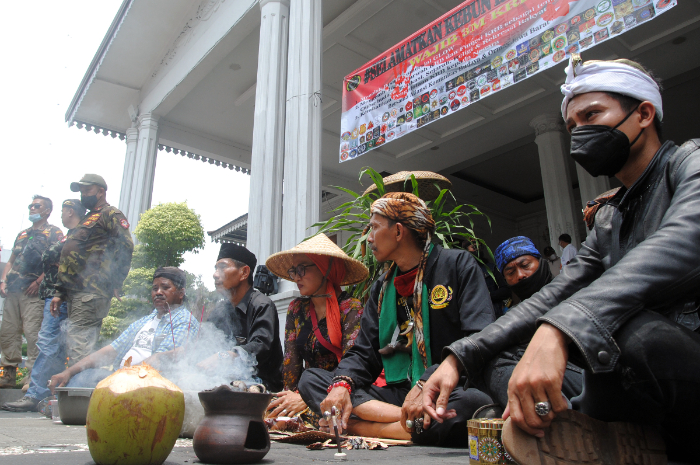 Massa dari Aliansi Komunitas Budaya dan Ormas Jawa Barat melakukan aksi damai selamatkan Kebun Raya /ANTARA FOTO/Arif Firmansyah