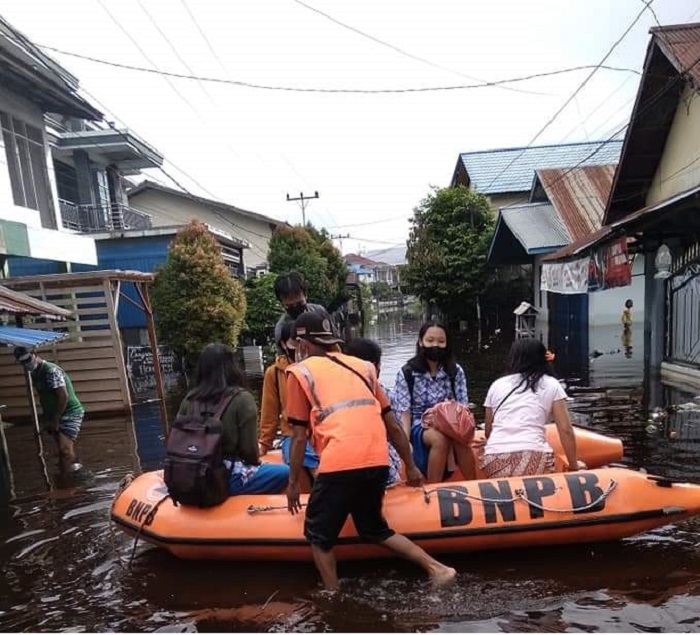 Tim BPBD mengevakuasi warga di dua kecamatan yang terdampak banjir