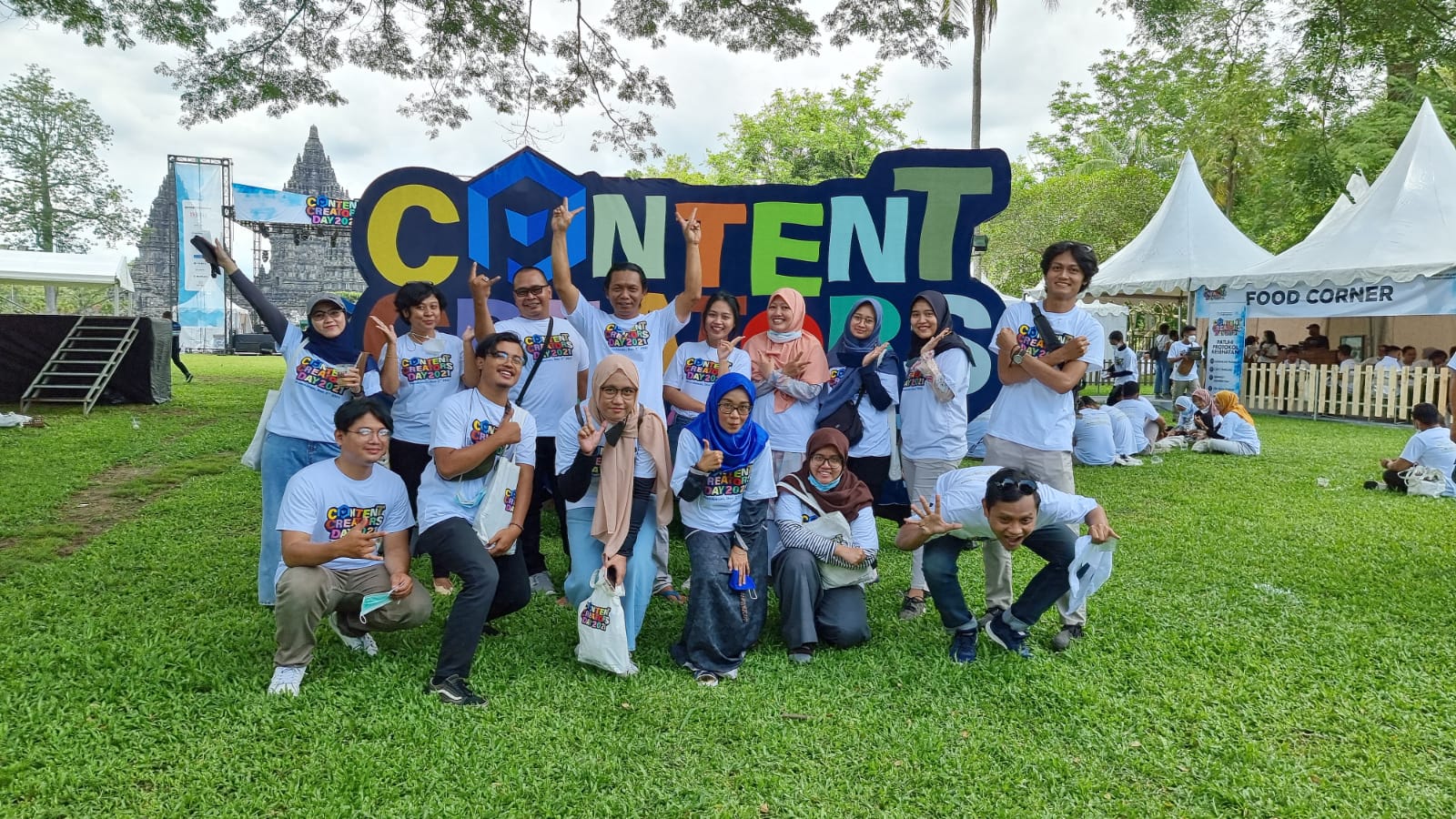 Keseruan para conten creator berfoto dalam acara CC Day 2021 di Candi Prambanan Yokyakarta 2 Desembe