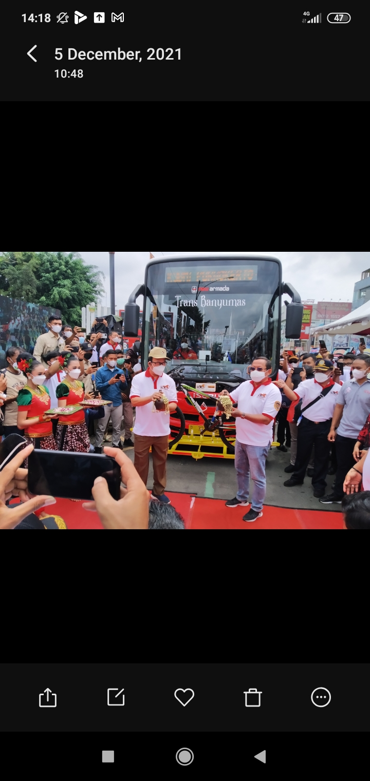 Peresmian operasional bus Trans Banyumas atau bus BTS oleh Bupati Banyumas, Achmad Husein, pada Ming