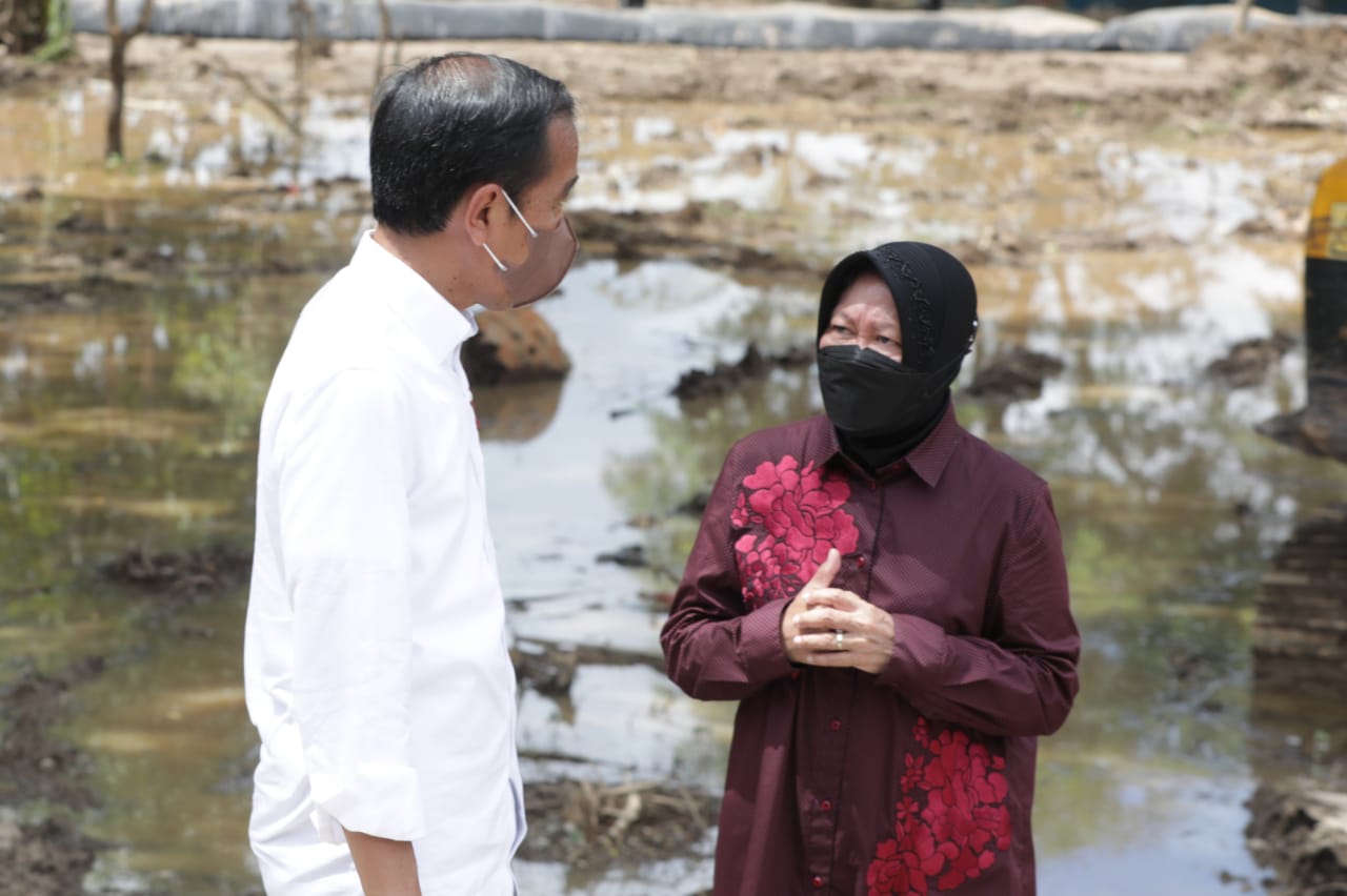 Jokowi berbincang dengan Mensos Tri Rismaharini disela kunjungannya ke Kabupaten Sintang, Rabu 8 Des/Istimewa/Humas Pemkab Sintang