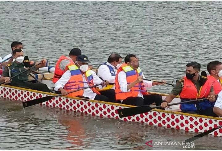 Presiden Joko Widodo alias Jokowi mendayung perahu naga di Bendungan Ladongi, Kabupaten Kolaka Timur