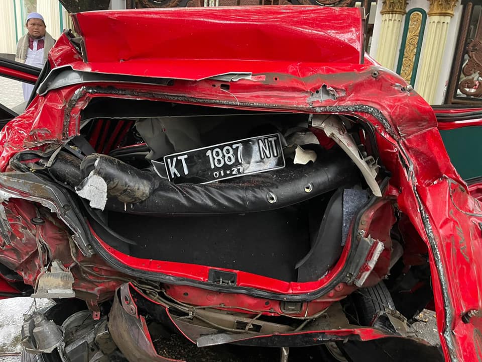 Penampakan dari dekat mobil yang ringsek akibat kecelakaan di Balikpapan