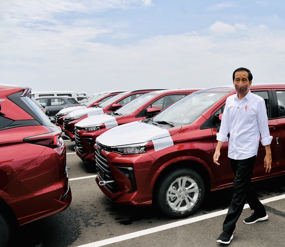Presiden Joko Widodo saat meninjau pelepasan ekspor mobil ke sejumlah negara, di Pelabuhan Patimban,