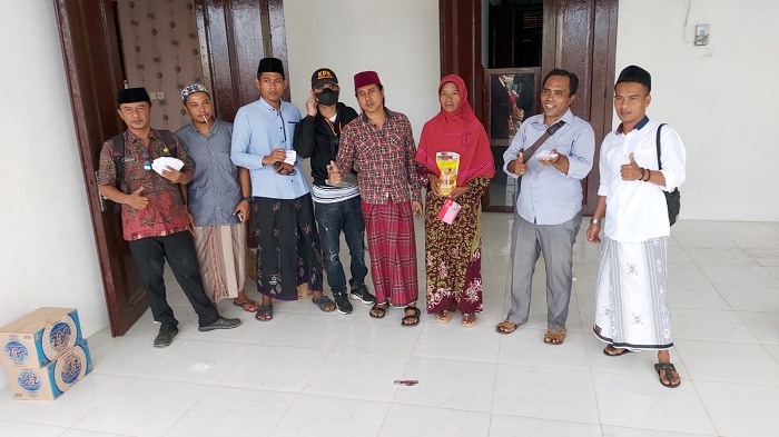 Pemuda Sosial Pulau Sapudi (PSPS) Kabupaten Sumenep bagi ratusan minyak goreng gratis kepada masyara