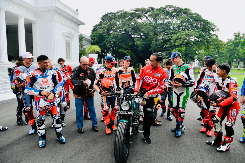 Presiden Joko Widodo (Jokowi) saat menunjukkan motor miliknya pada para pembalap MotoGP di Istana Ne/BPMI Setpres/Lukas