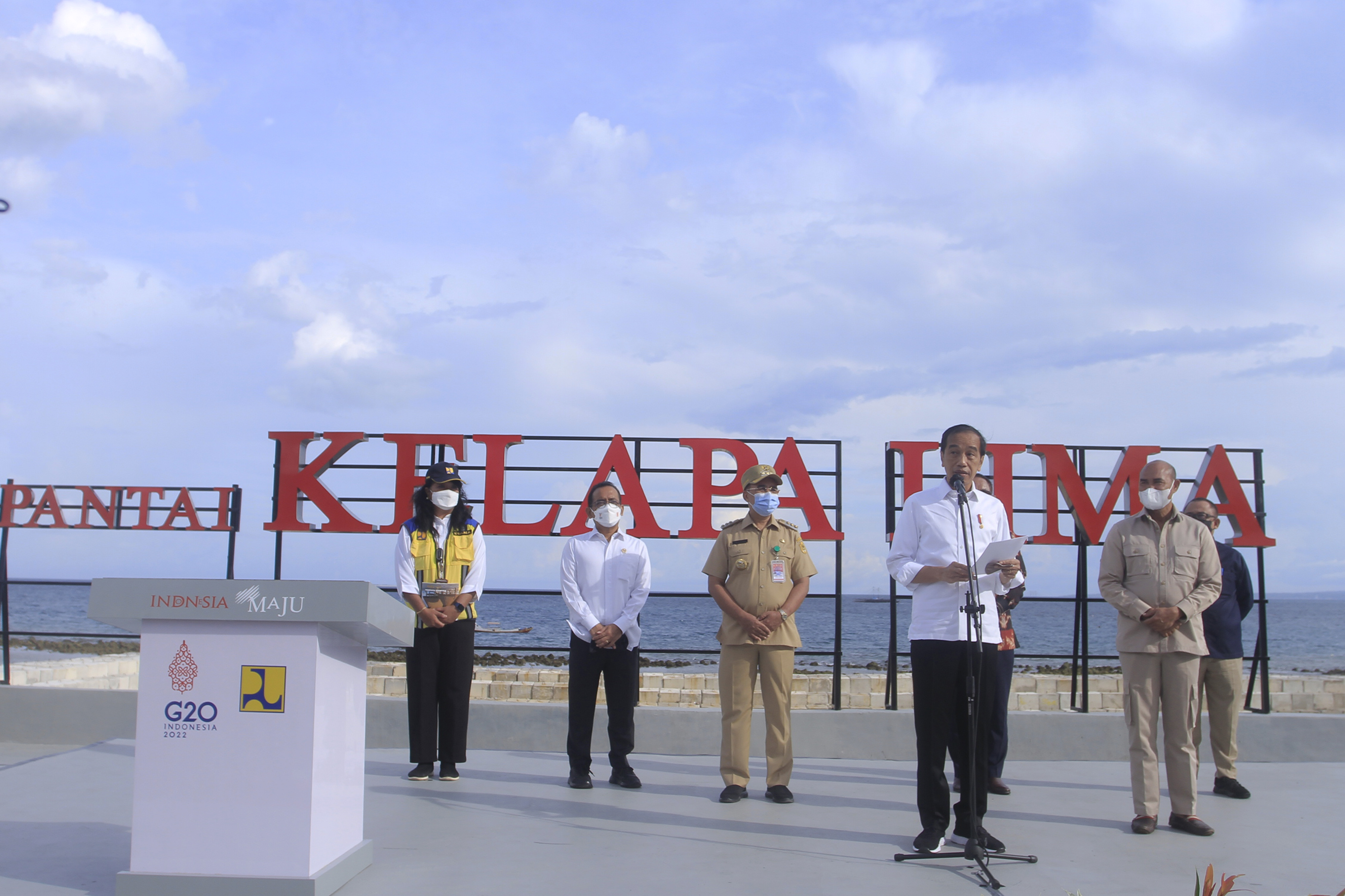 Presiden Joko Widodo (kedua kanan) didampingi Menteri Sekteretaris Negara Pratikno (kedua kiri), Gub/Kornelis Kaha/Antara Foto