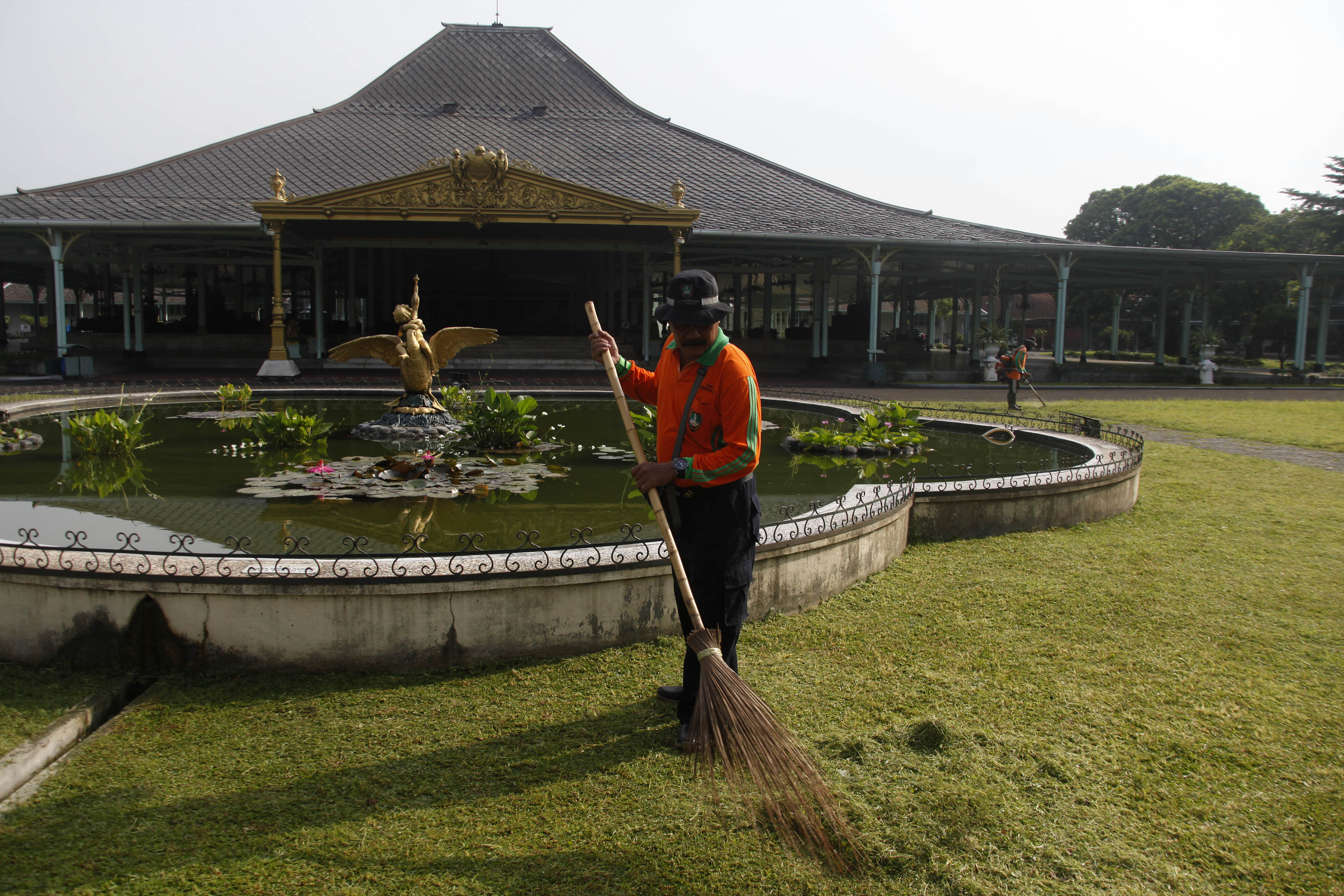 Peserta mengikuti kerja bakti untuk membersihkan kawasan Pura Mangkunegaran,Solo, Jawa Tengah, Jumat