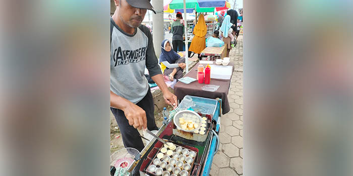 Susilo menjual telur gulung untuk jajanan berbuka puasa di Jalan Raya Candimas, Kecamatan Abung Sela