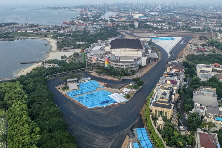Foto udara lintasan Sirkuit Jakarta International E-Prix Circuit (JIEC) yang telah diaspal di kawasa