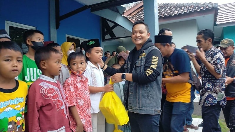 Penasehat HDCI Bumiayu Raya Achmad Mafrukhi serahkan santunan kepada anak yatim di aula Kecamatan To/Yudhi Prasetyo/ Portal Brebes/