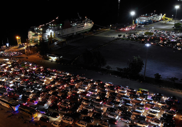 Sejumlah kendaraan pemudik antre untuk naik ke KMP Virgo 18 di dermaga 3 Pelabuhan Bakauheni, Lampun/ARDIANSYAH                      /ANTARA FOTO