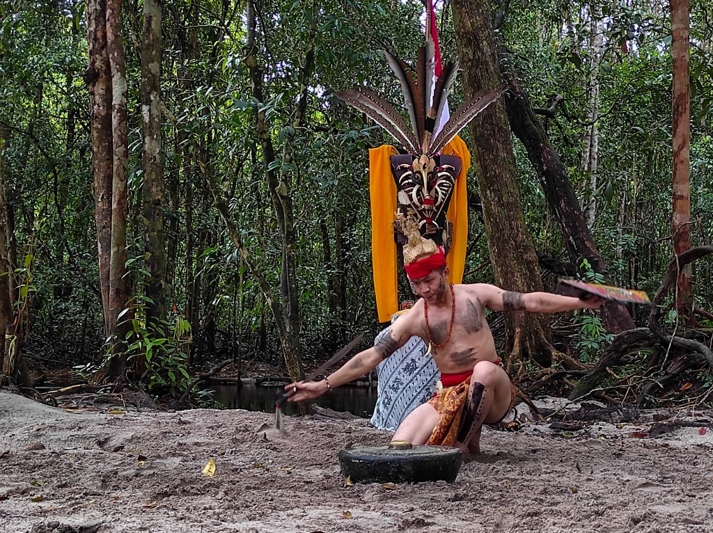 Tarian Kinyah Mandau Tunggal merupakan salah satu tarian tradisioinal Kalimantan Tengah