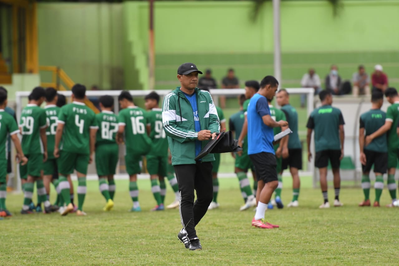 Pelatih kepala I Putu Gede memimpin langsung trial pemain PSMS di Stadion Kebun Bunga, Medan, Rabu, 