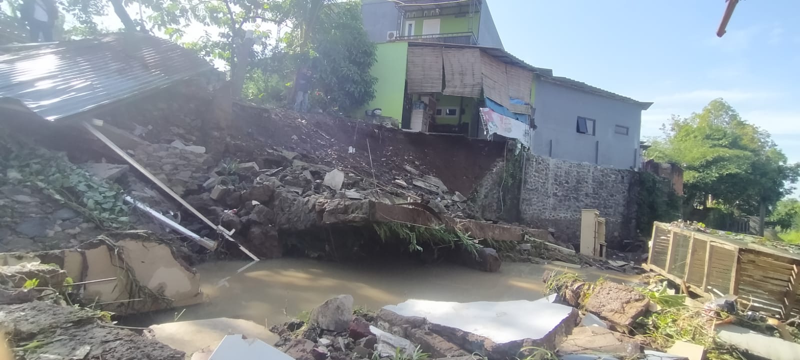 Bendungan Irigasi Jebol, 15 Rumah di Desa Nagrak Kabupaten Cianjur Diterjang Banjir Bandang, Tiga Ru/Literasi News/Nabiel purwanda