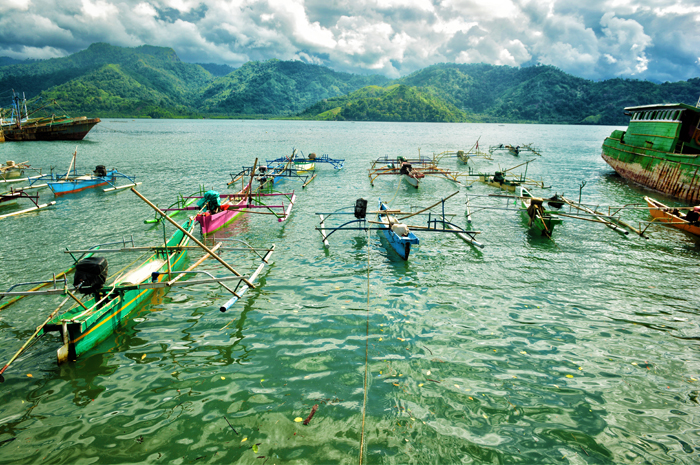 Perahu nelayan di pinggir pantai Labuan Uki, Bolaang Mongondow