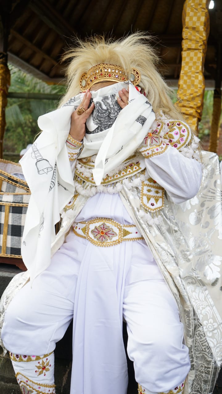 Wakil Gubernur Bali Ngayah Nopeng Sidakarya di Pura Mandara Giri Semeru Agung Lumajang Jawa Timur/Ahmad Latief Fahrezi/