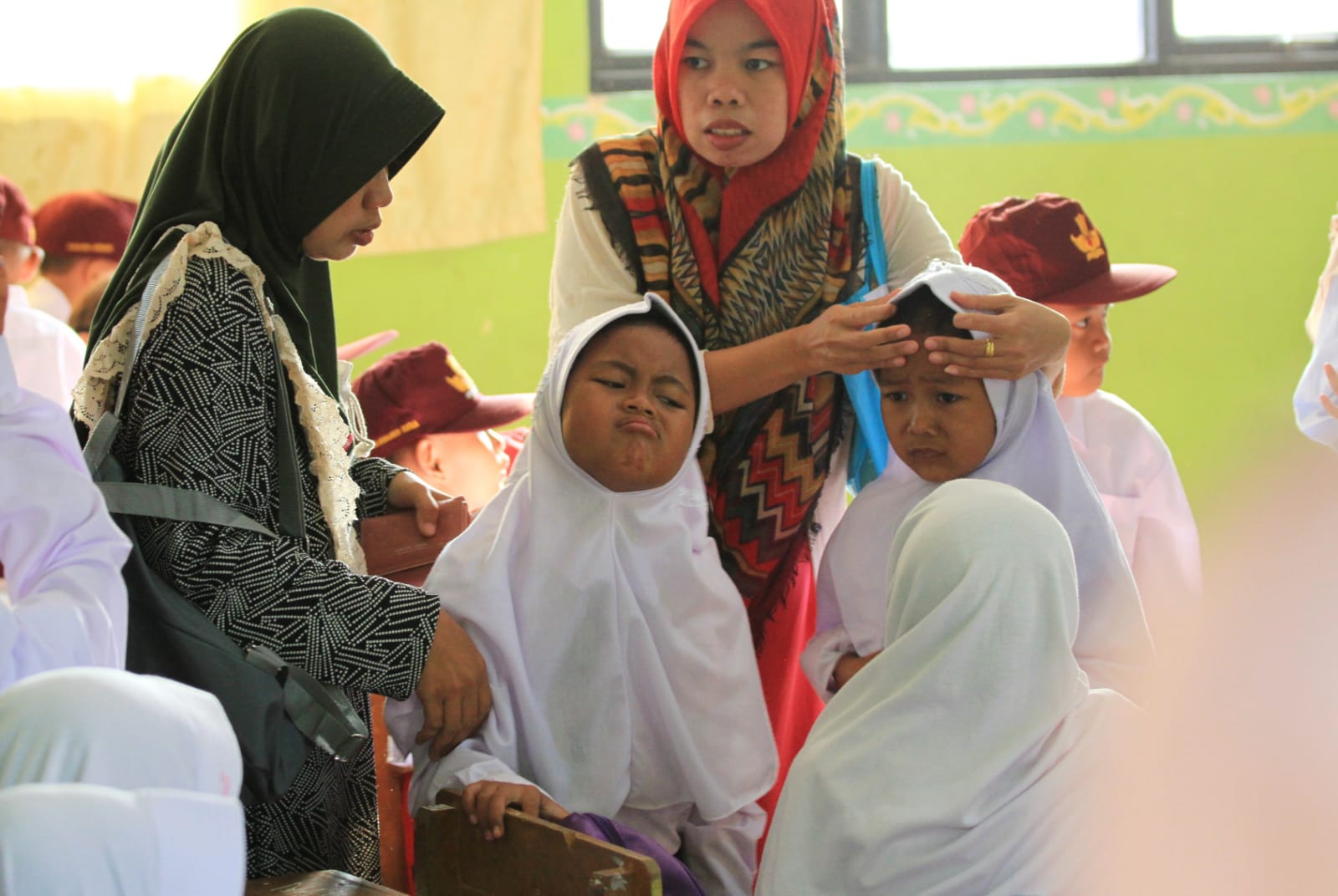 Orang tua merayu anaknya agar mau tetap belajar di kelas.   /Kabar Banten/Hashemi Rafsanjani