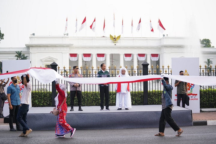 Presiden Jokowi melepas Kirab Merah Putih, disaksikan Kapolri Jenderal Pol. Listyo Sigit Prabowo dan