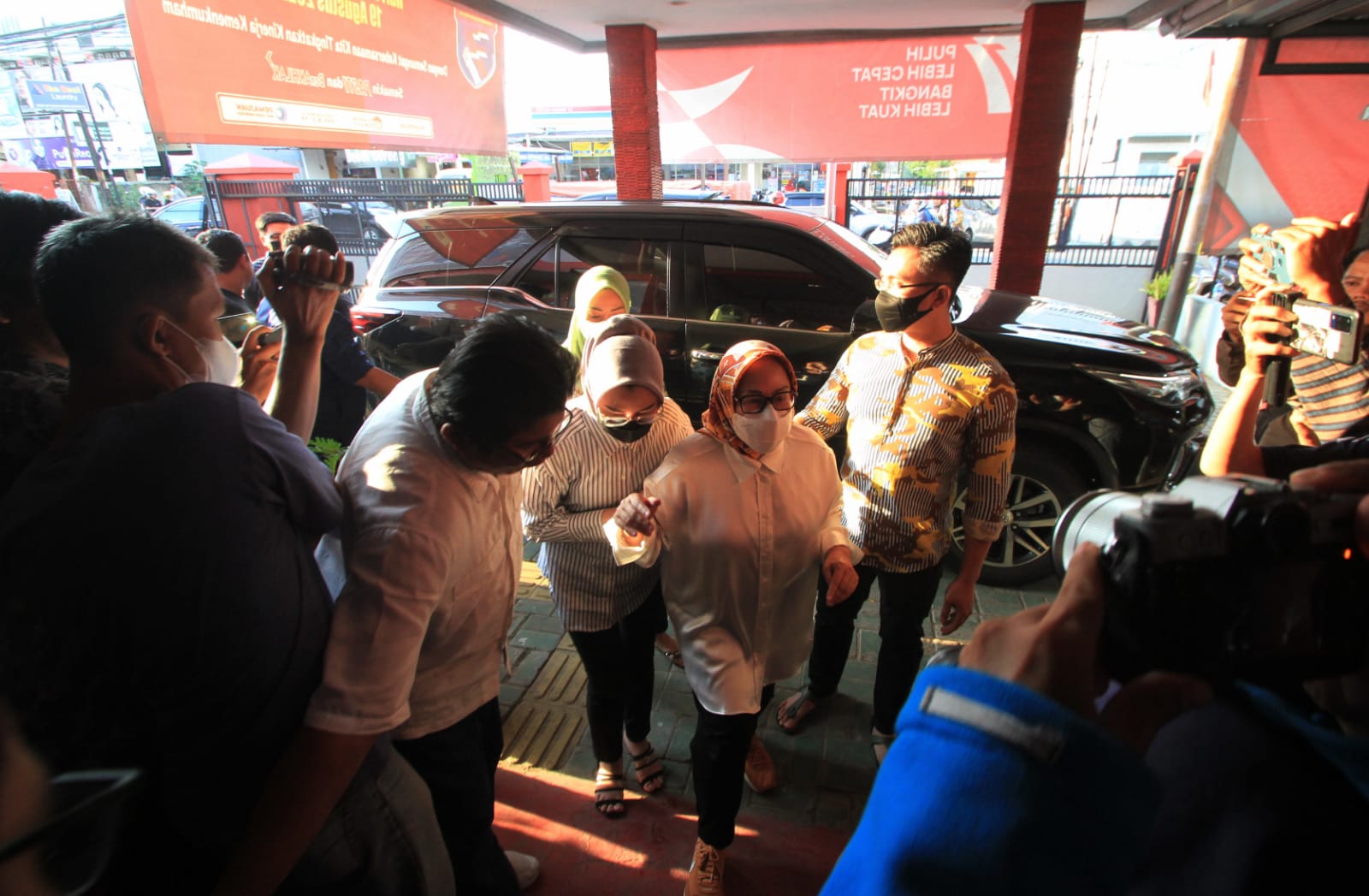 Mantan Gubernur Banten Ratu Atut Chosiyah mendatangi Bapas Serang usai bebas bersyarat, Selasa 6 Sep/Kabar Banten/Hashemi Rafsanjani