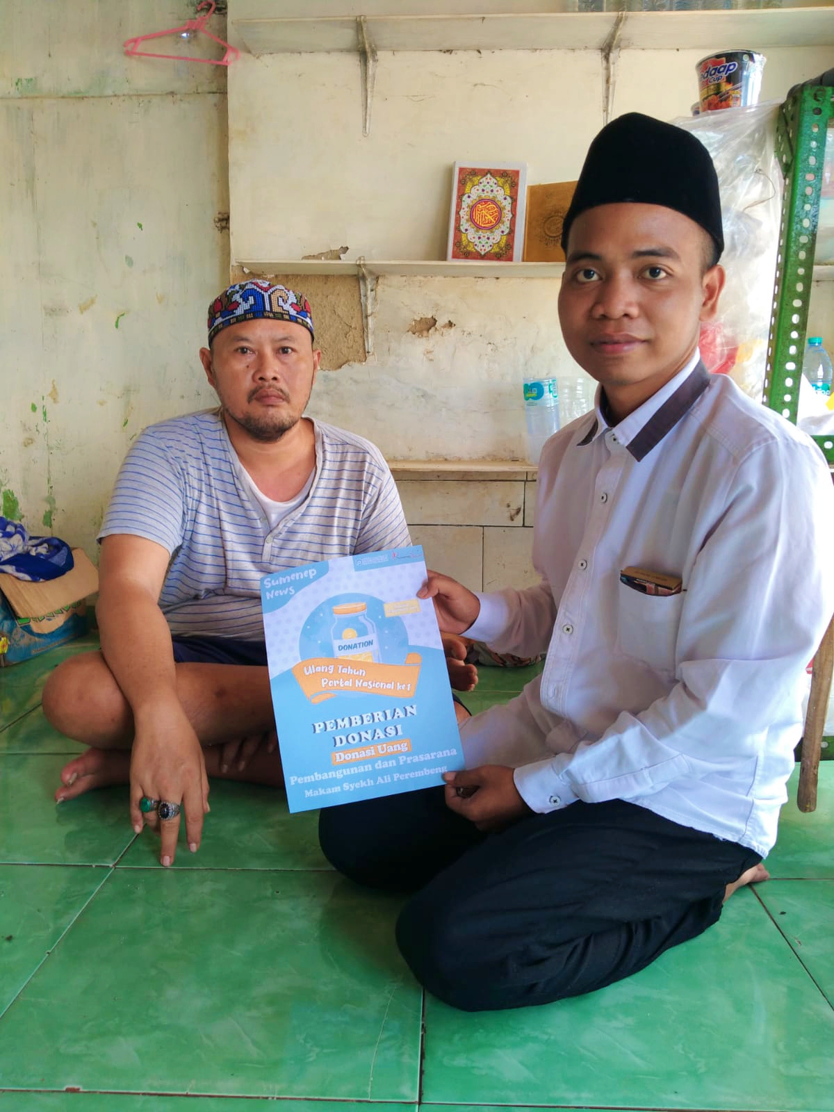 Pemberian donasi Pimred Sumenep News Sauqi Romdani kepada juru kunci Syekh Ali Perembeng yakni Kiai 