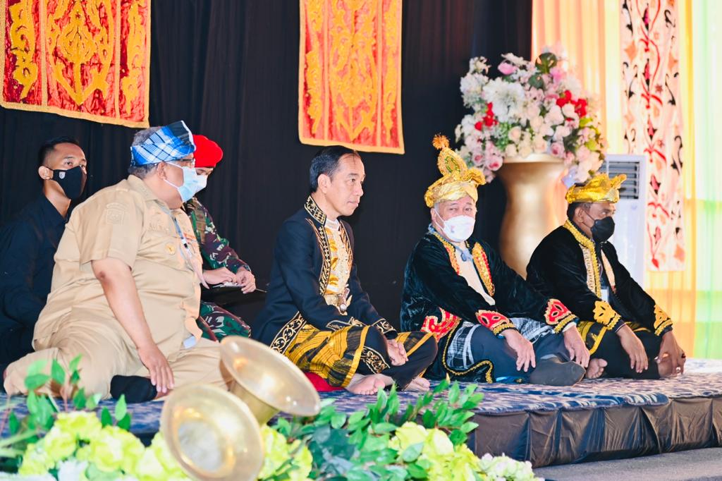 Presiden Joko Widodo dianugerahi gelar kehormatan adat Kesultanan Buton oleh Sultan Buton, La Ode Mu