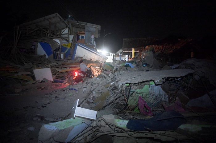 Seorang warga melintasi bangunan rusak akibat gempa Cianjur. /ANTARA FOTO/Wahyu Putro A.