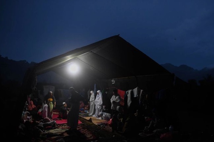 Sejumlah pengungsi bencana gempa Cianjur melaksanakan ibadah salat magrib. /ANTARA FOTO/Wahyu Putro A.
