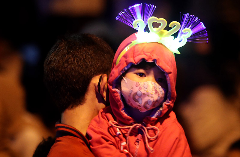 Seorang anak memakai bandana berbentuk angka 2023 saat perayaan malam pergantian tahun baru di Jalan/Pikiran Rakyat/Arminabduljabbar/